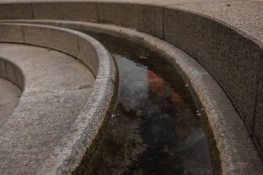 Bir taş çeşmenin kıvrımına yakın çekim