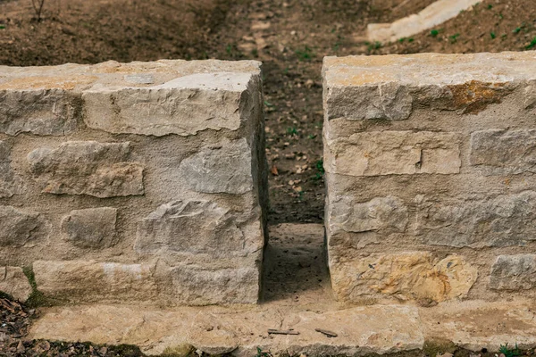 İkiye bölünmüş bir taş duvar.