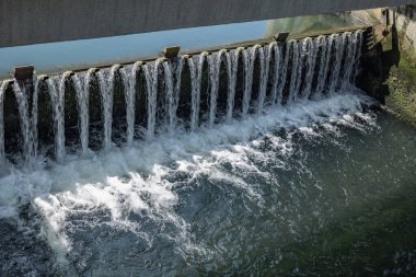 Nehirde şelalesi olan bir baraj.