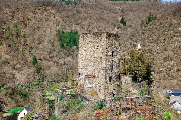 Ormanın ortasında, eski bir şatonun kalıntıları.