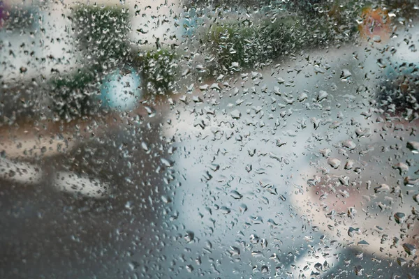 Su damlalarıyla cam üzerine yağmur damlaları