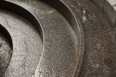 Birkaç katlı bir çeşme.