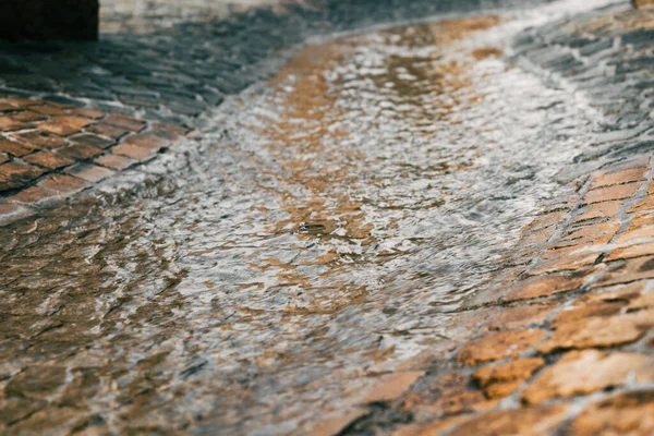 Çakıl taşları üzerinde bir nehir