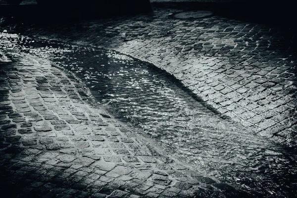 Siyah ve beyaz nehir kaldırım taşları üzerinde
