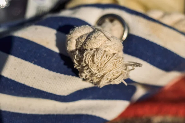 Denizci düğümü. Yazın yakın plan.