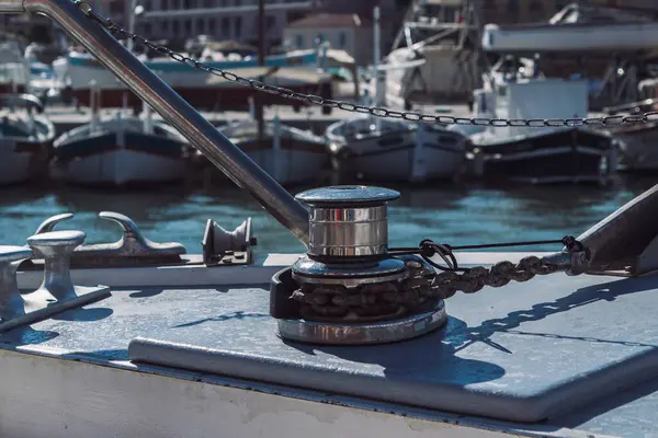 Rıhtımdaki tekneye yaklaş.