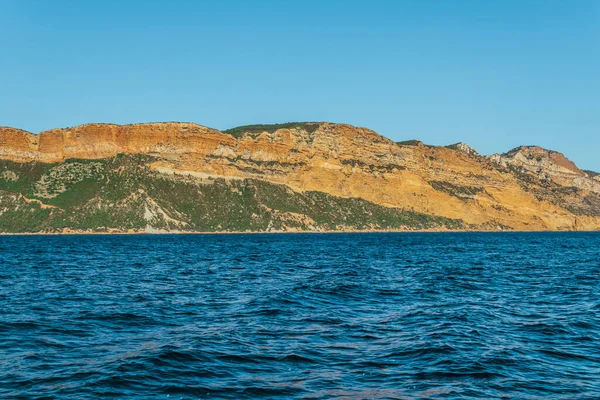 Güzel deniz manzarası ve dağlar.