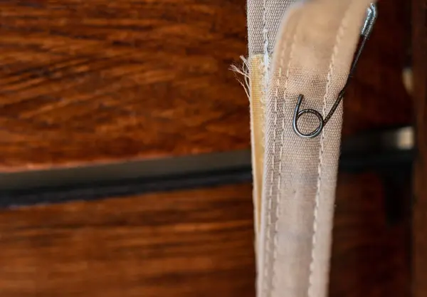 Kumaşta bir iğnenin yakın plan görüntüsü