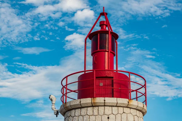 Deniz feneri, deniz, arkadaki mavi gökyüzü..