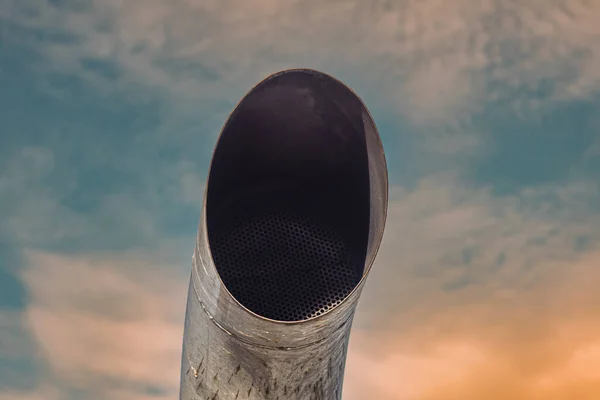 Metal boru gökyüzüne karşı.