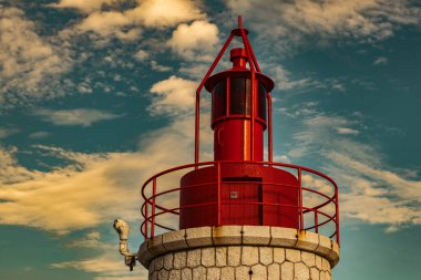 Gün batımlı deniz feneri manzarası