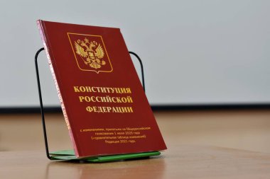 Rusya Anayasası Günü. Rusça yazıtların olduğu kitap Rusya Anayasası 'nın olduğu okul odası.