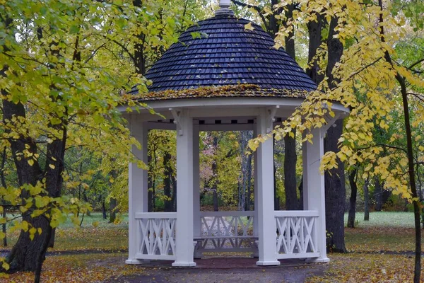 Altán v parku Tarkhany, Penza na podzim Royalty Free Stock Obrázky
