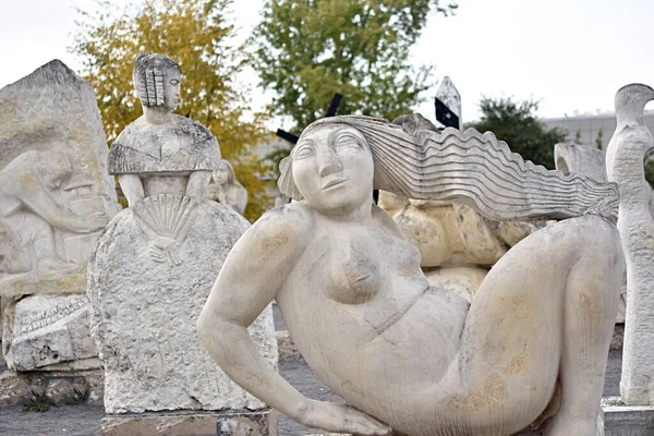 Socha nahá žena ve veřejném parku Muzeum města Moskva Rusko na podzim října 2021 redakční — Stock fotografie