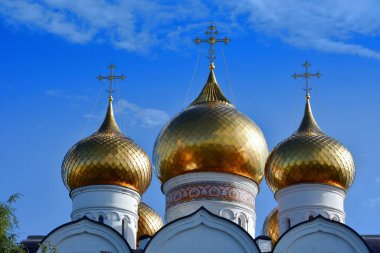 Rusya, Yaroslavl 'daki Varsayım Katedrali' nin altın kubbeleri mavi gökyüzüne karşı
