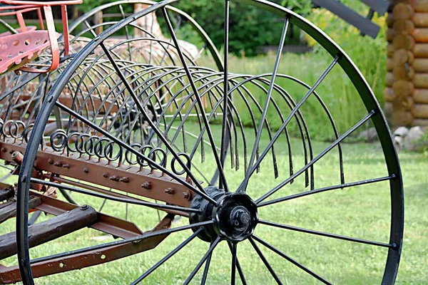 Huge wheel of agricultural harvester for harvesting on green grass background — Stock Photo, Image