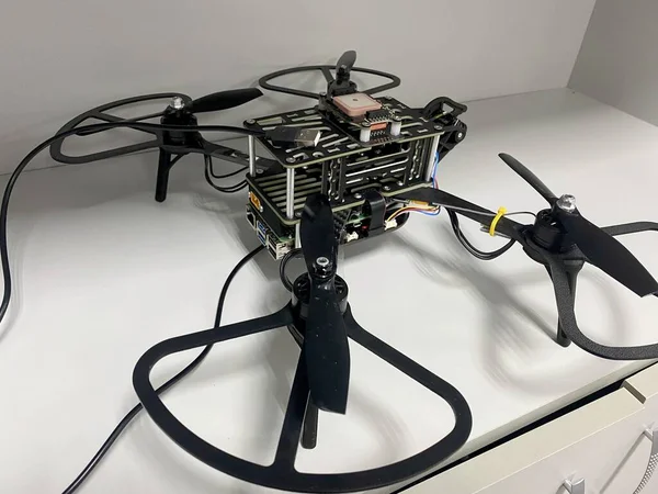 Drone Quadricottero Trova Sulla Superficie Classe Scolastica — Foto Stock