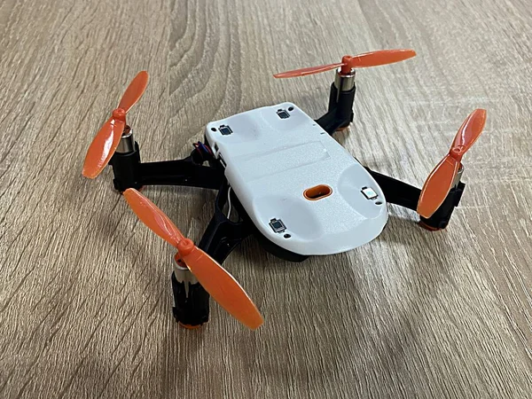 Dron quadcopter se encuentra en la superficie en el aula de la escuela —  Fotos de Stock