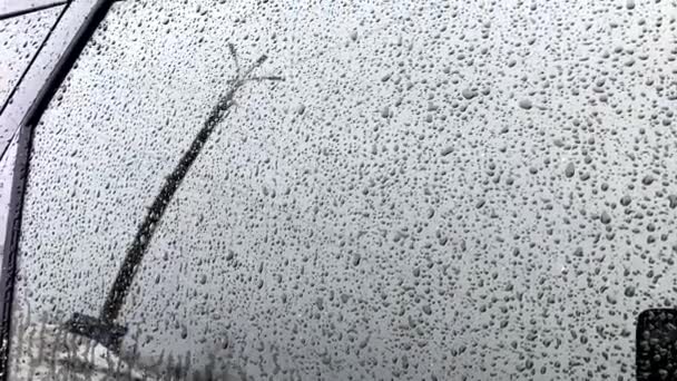 Esőcseppek folynak le a kocsi ablakán. — Stock videók