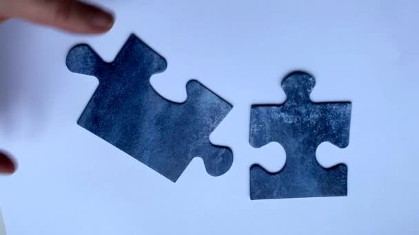 Concetto di lavoro di squadra due pezzi di puzzle mano si collega su sfondo blu — Video Stock