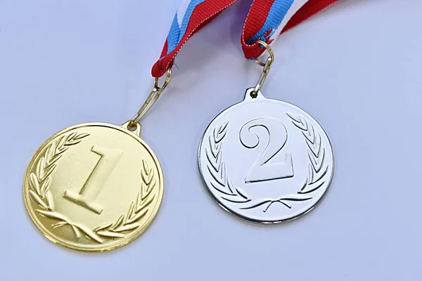 Duas Medalhas Lugar Uma Faixa Branca Azul Vermelha Fundo Cinza — Fotografia de Stock