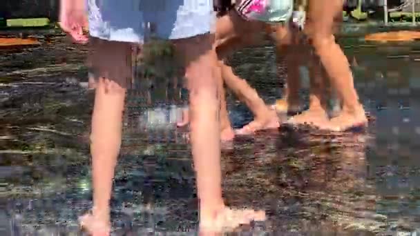 噴水に足を踏み入れると。噴水で泳ぐ夏の暑いコンセプト — ストック動画