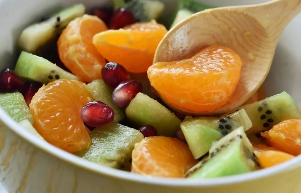 Salada Frutas Tangerinas Kiwi Sementes Romã Com Uma Colher Madeira — Fotografia de Stock