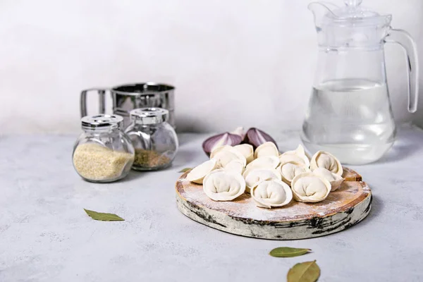 Geleneksel Rus hamur köfteleri kesim tahtası, mantı, pelmeni. 