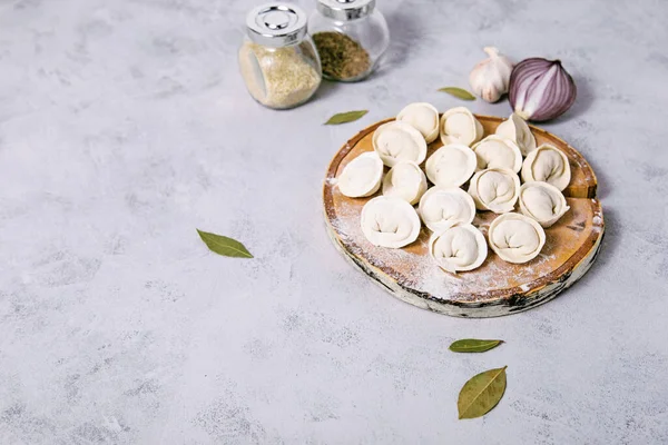 Geleneksel Rus hamur köfteleri kesim tahtası, mantı, pelmeni. 
