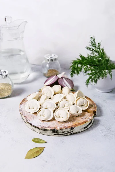 Geleneksel Rus hamur köfteleri kesim tahtası, mantı, pelmeni. 