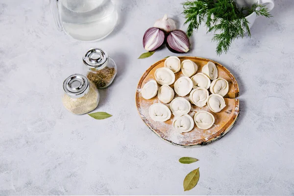Geleneksel Rus hamur köfteleri kesim tahtası, mantı, pelmeni. 