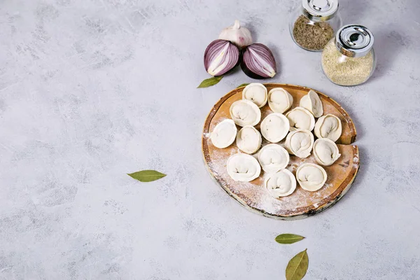Geleneksel Rus hamur köfteleri kesim tahtası, mantı, pelmeni. 