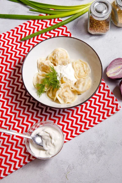 Geleneksel Rus yemekleri, ravioli, pelmeni ve ekşi krema.