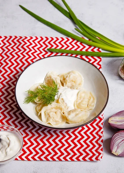 Geleneksel Rus yemekleri, ravioli, pelmeni.