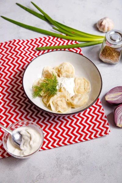 Geleneksel Rus yemekleri, ravioli, pelmeni ve ekşi krema.
