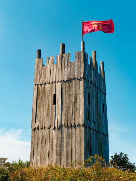 Torre Madera Del Pueblo Vikingo Con Bandera Vikinga Ondeando Contra — Foto de Stock