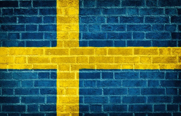 レンガの壁にスウェーデン国旗が描かれている スウェーデンの国旗 — ストック写真