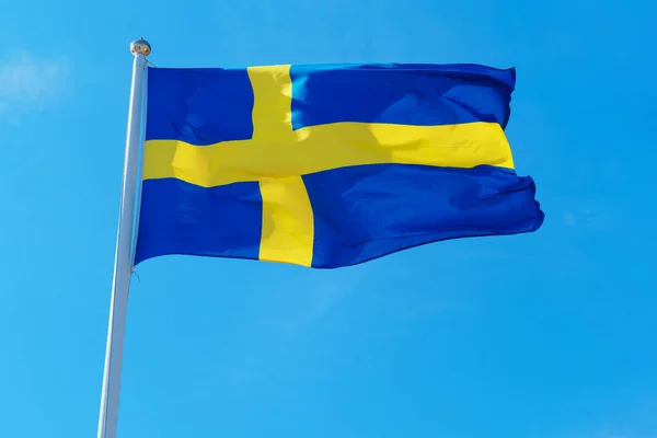 Bandeira Suécia Bandeira Sueca Acenando Fundo Azul Céu Claro — Fotografia de Stock