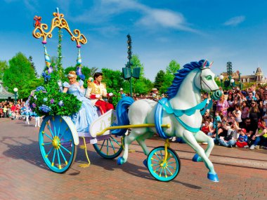 Disneyland Paris, Fransa - Nisan 2019: Disneyland 'deki bir Disney Geçit Töreni sırasında arabasında Büyülenmiş Prenses