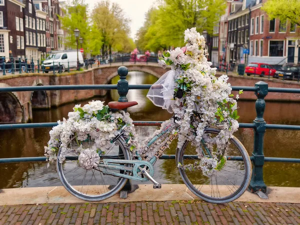 Amsterdam Eski Bir Bölgesinde Küçük Bir Köprüde Beyaz Çiçeklerle Süslenmiş — Stok fotoğraf