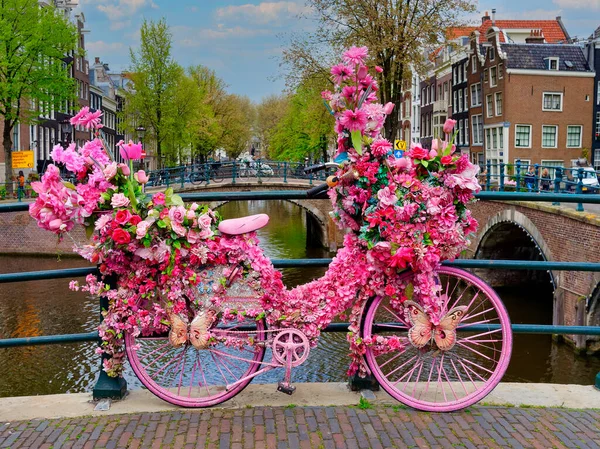 Amsterdam Eski Bir Bölgesinde Küçük Bir Köprüde Pembe Çiçeklerle Süslenmiş — Stok fotoğraf