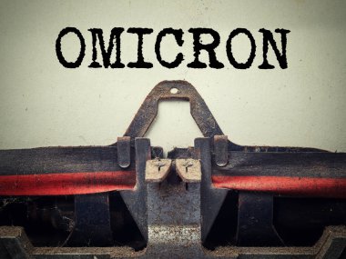 Omicron varyantı retro daktiloda yazıldı. Yakın çekim. Covid-19 yeni omikron virüsü