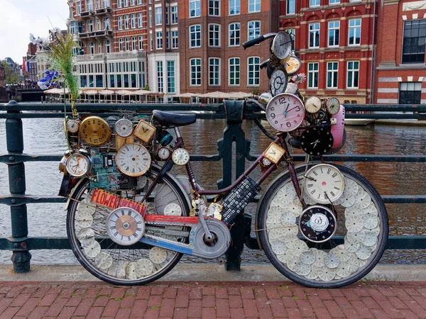 Amsterdam Netherlands Mayis 2021 Şehir Merkezindeki Bir Köprüde Saat Saatlerle — Stok fotoğraf