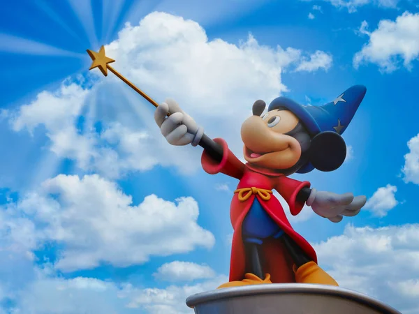 Paris, Fransa - Nisan 2019: İrlandalı fare sihirbazı heykeli sihirli değnek tutuyor