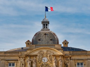 Lüksemburg Bahçeleri 'ndeki saray, Paris, Fransa. Fransız bayrağı üstte dalgalanıyor.
