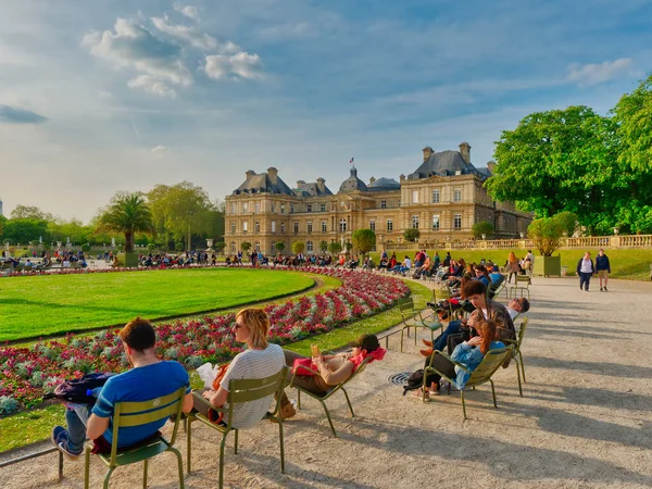 Paryż Francja Kwiecień 2019 Turyści Paryżanie Relaksujący Się Ogrodach Luksemburskich — Zdjęcie stockowe