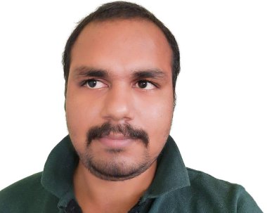 Asyalı genç adam başka tarafa bakıyor. 