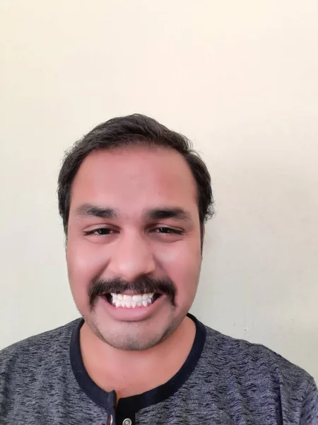 若いハンサムなインド人の男は自信を持って歯と口を示す笑顔 健康コンセプト — ストック写真