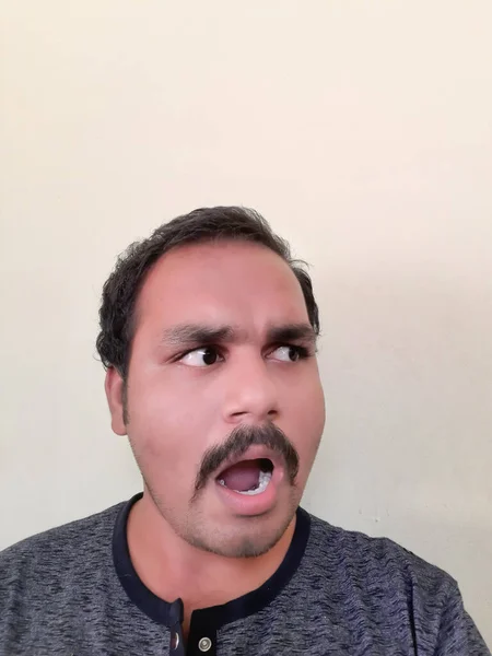 Chockad Och Wow Ansikte Indien Asiatisk Man Med Skägg Grå — Stockfoto