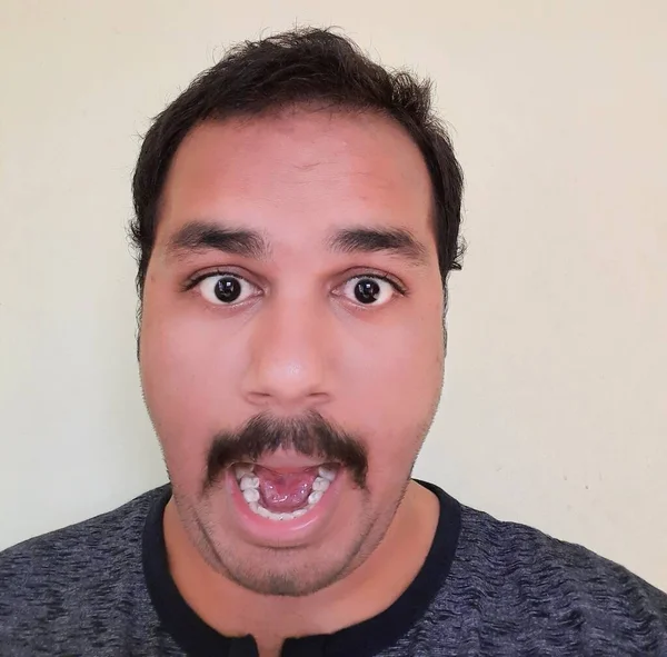 Jovem Homem Bonito Com Barba Vestindo Casual Shirt Preta Sobre — Fotografia de Stock